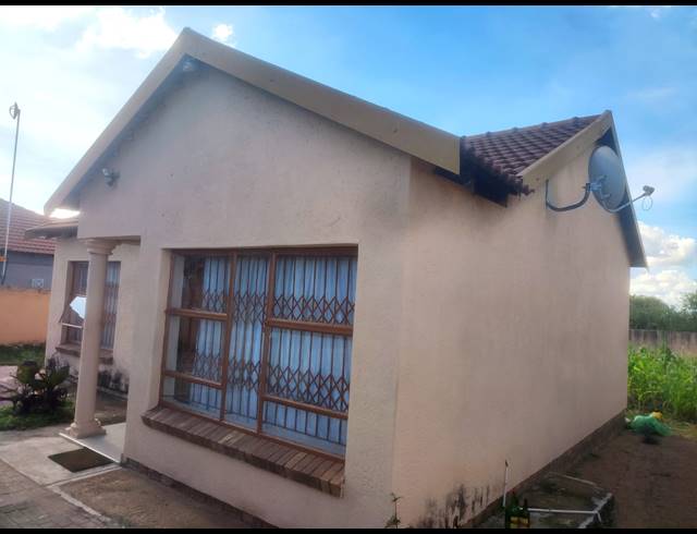 3 BEDROOM HOUSE FOR SALE IN MAHLASEDI PARK